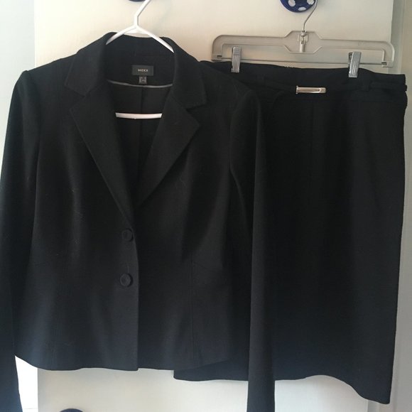 Jersey knit suit - Picture 1 of 6